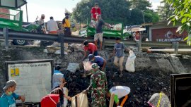 Warga Pangkabinanga Gotong Royong Bersihkan Drainase