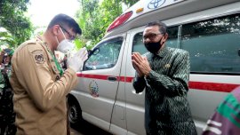 Gubernur Sulsel Serahkan Ambulance dan APD ke Pemkab Gowa