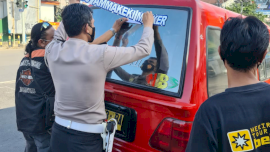Kampanye Protkes, Satlantas Polres Gowa Pasang Stiker Edukasi ke Mobil Angkot