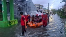Tim Tagana Dinsos Evakuasi Warga Terdampak Banjir di Gowa
