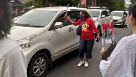 Kecam Bom Katedral Makassar, FPPM bagi Bunga ke Pengguna Jalan