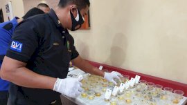 Deteksi Gunakan Narkoba, Kapolres Gowa Tes Urine Mendadak Puluhan Anggotanya