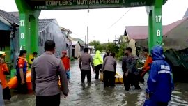 Bhabinkamtibmas Desa Sunggumanai Evakuasi Warga Terdampak Banjir
