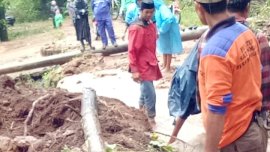 Warga dan Polisi Bersihkan Longsor dan Pohon Tumbang  di Jl Poros Taipakkodong, Tompobulu 