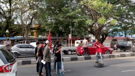 Demo Hari Buruh, Mahasiswa Tutup Jalan AP Pettarani-Sultan Alauddin