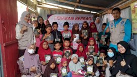 Mahasiwa Unismuh Bagikan Al Quran ke TK/TPA di Bulukumba