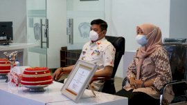 FOTO: Bupati Adnan saat Terima Anugerah Parahita Ekapraya dari Kementerian PPPA
