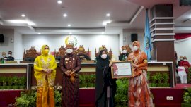Raih Vaksin Tertinggi Kabupaten/Kota, TP-PKK Terima Award