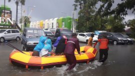 Terjebak Banjir, 28 Warga Dievakuasi Tagana Bhabinkamtibmas Gowa