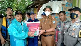 Dinsos dan Tagana Gowa Serahkan Bantuan Makanan bagi Warga Terdampak Banjir di Pallangga
