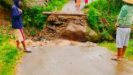 Curah Hujan Tinggi, Jembatan Penghubung Antar Desa di Bungaya Ambruk