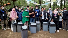 Kunjungi Malino, Mahasiswa Modul Nusantar Bagikan Tempat Sampah
