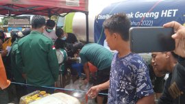 Disperindastri Gowa Salurkan 3.000 Liter Minyak Curah ke Masyarakat